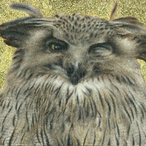 Un hibou grand-duc de Blakiston qui cligne de l’œil sur un fond brillant de feuille d’or dans cette peinture à l’huile détaillée.