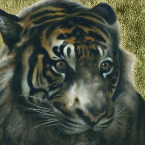 Peinture originale à l’huile représentant un tigre de Sumatra sur fond de feuille d’or, avec un réalisme expressif et une lumière chaleureuse.